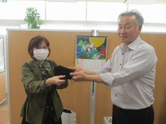 (有)信田印刷さんより、寄附金をいただきました。