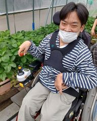 あけぼの生活介護なないろ いちご収穫で笑顔いっぱい♪