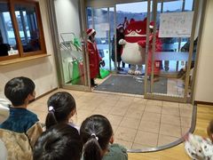 マルハン室蘭店様より「にゃんまる」サンタがやってきました!